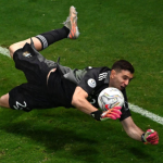 Juventus Dekati Emiliano Martinez, Si Nyonya Tua Cari Tembok Baru di Bawah Mistar?