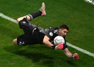 Juventus Dekati Emiliano Martinez, Si Nyonya Tua Cari Tembok Baru di Bawah Mistar?
