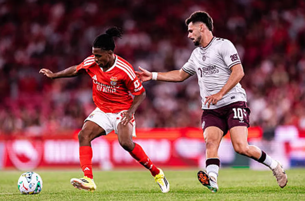 Pemain Hearts vs Benfica bertanding di lapangan