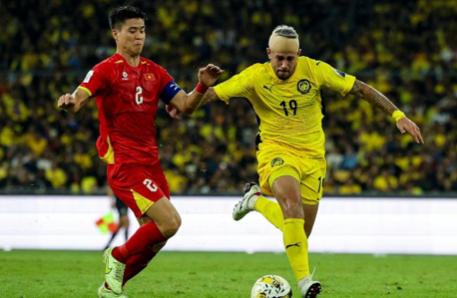 Duel perebutan bola Malaysia vs Vietnam