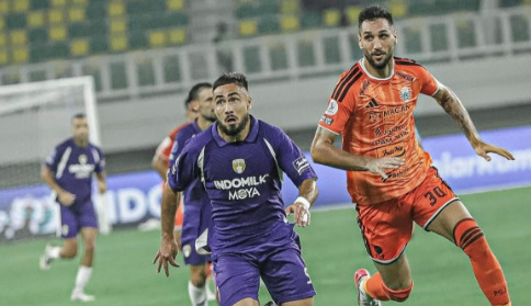 Aksi pemain Persita Tangerang vs Persija Jakarta
