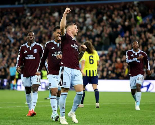 Aston Villa vs Viking aksi pemain di lapangan