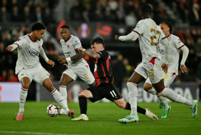 Aksi pemain dalam laga Bournemouth vs AC Milan