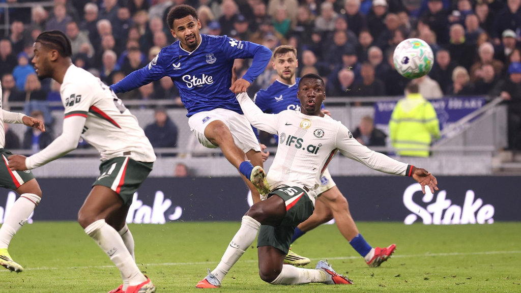 Everton vs Chelsea aksi pemain di Hill Dickinson Stadium