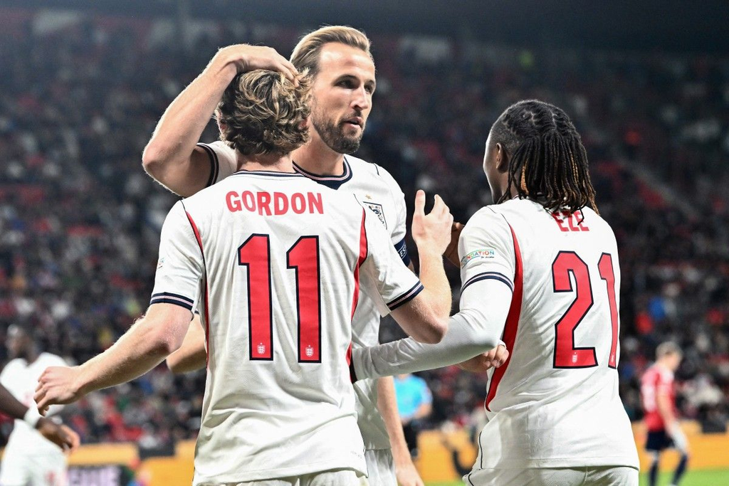 The Three Lions Tampil Perkasa